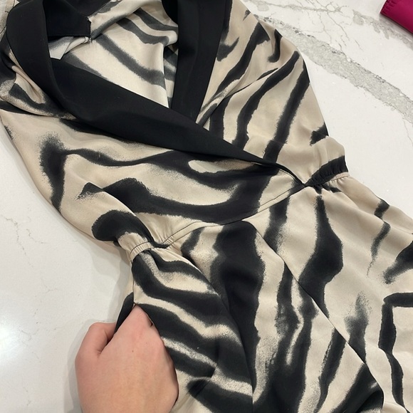 Super cute zebra print romper. Size: S - Picture 4 of 4